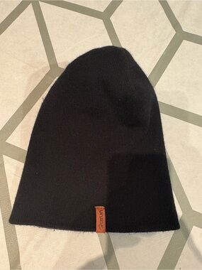 Uniqlo Black Knit Beanie with Leather Logo Tab